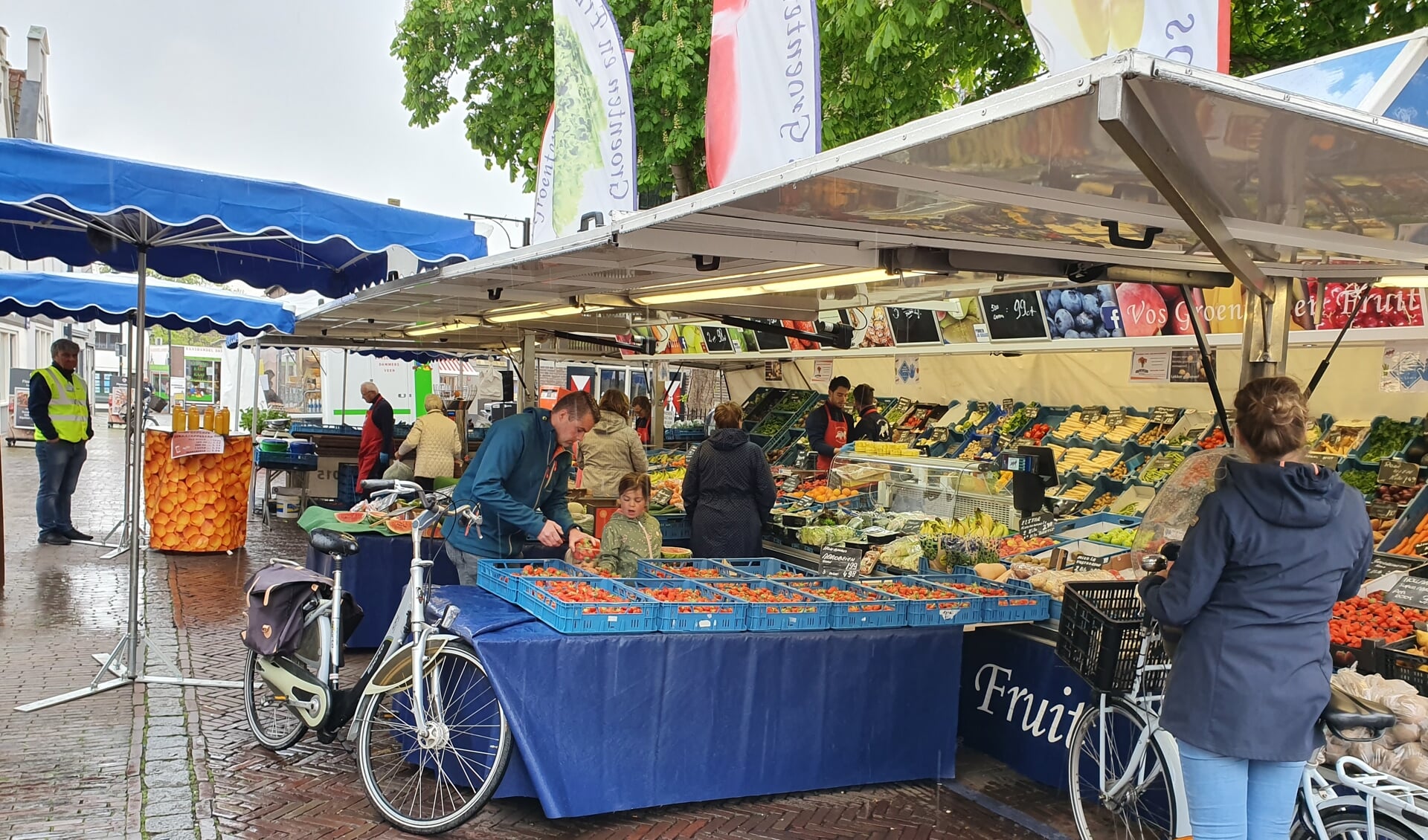 Onder toezicht van de marktmeester startte dinsdag in Ouddorp weer in beperkte opstelling de weekmarkt met drie stands (Foto: Jaap Ruizeveld).