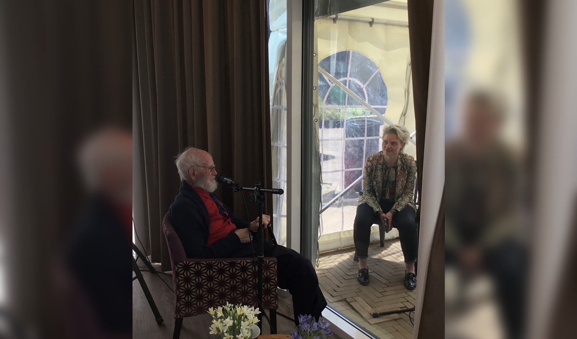 Schrijfster Geartsje Pols in gesprek met Arie van Houwelingen in De Vliedberg                                   (Foto: CuraMare).