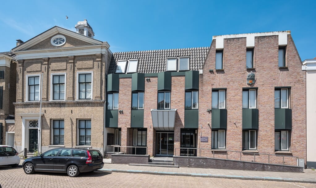 Het voormalige gemeentehuis aan de Voorstraat in Dirksland (Foto: archief Eilanden-Nieuws).