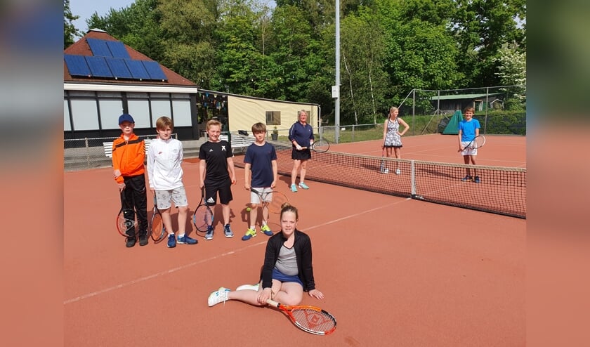 Lekker weer de tennisbaan op. De jongeren tot 13 jaar bij elkaar, de oudere jeugd met 1,5 meter afstand en trainster Ciska Kramer in het midden (Foto: Jaap Ruizeveld).