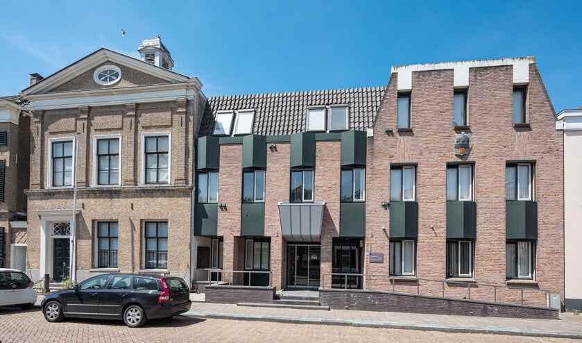 Het voormalige gemeentehuis van Dirksland, met links het oudste gedeelte van het pand (Foto: Wim van Vossen).