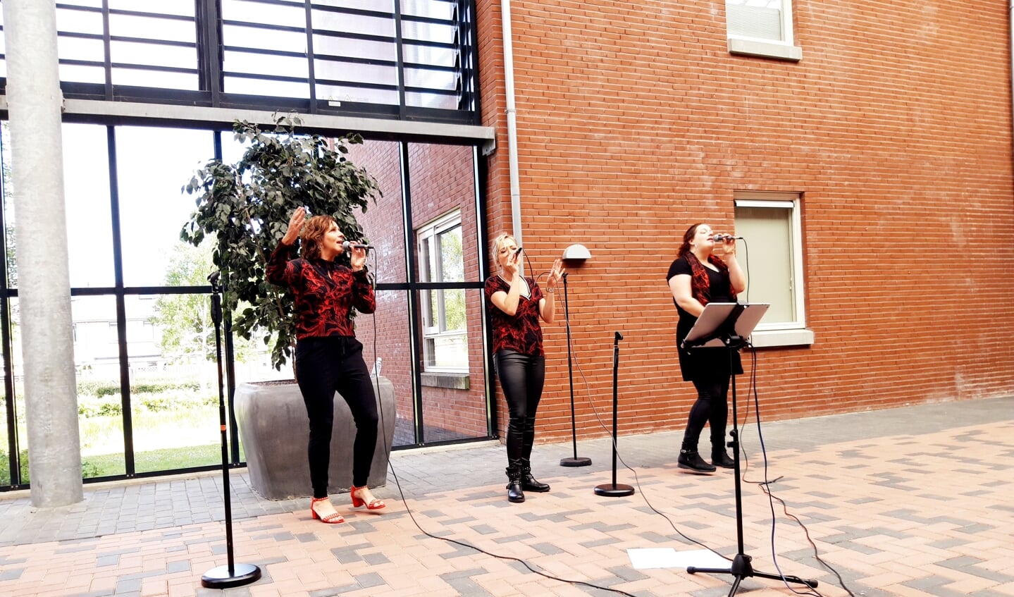 De Sing it Sisters trad op bij Den Hoogen Caemer in Sommelsdijk.