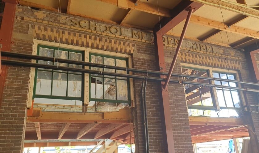 Deel oude gevel van basisschool uit 1906 te Melissant.
