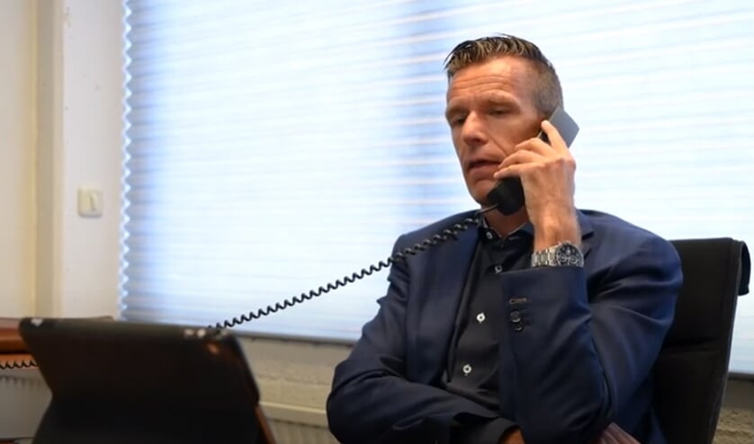 Wethouder Daan Markwat aan de telefoon met een mantelzorger.
