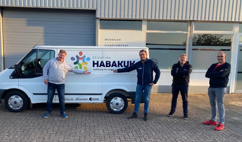 De overhandiging van de bus door de sponsors: van links naar rechts: Sjaak Koppelman en Arjan van der Made van Stichting Habakuk, Arie Bosman van Bosman Schadeherstel, Martijn Koole van Autohuis Koole en Dick Vroegindeweij van D-Sign.
