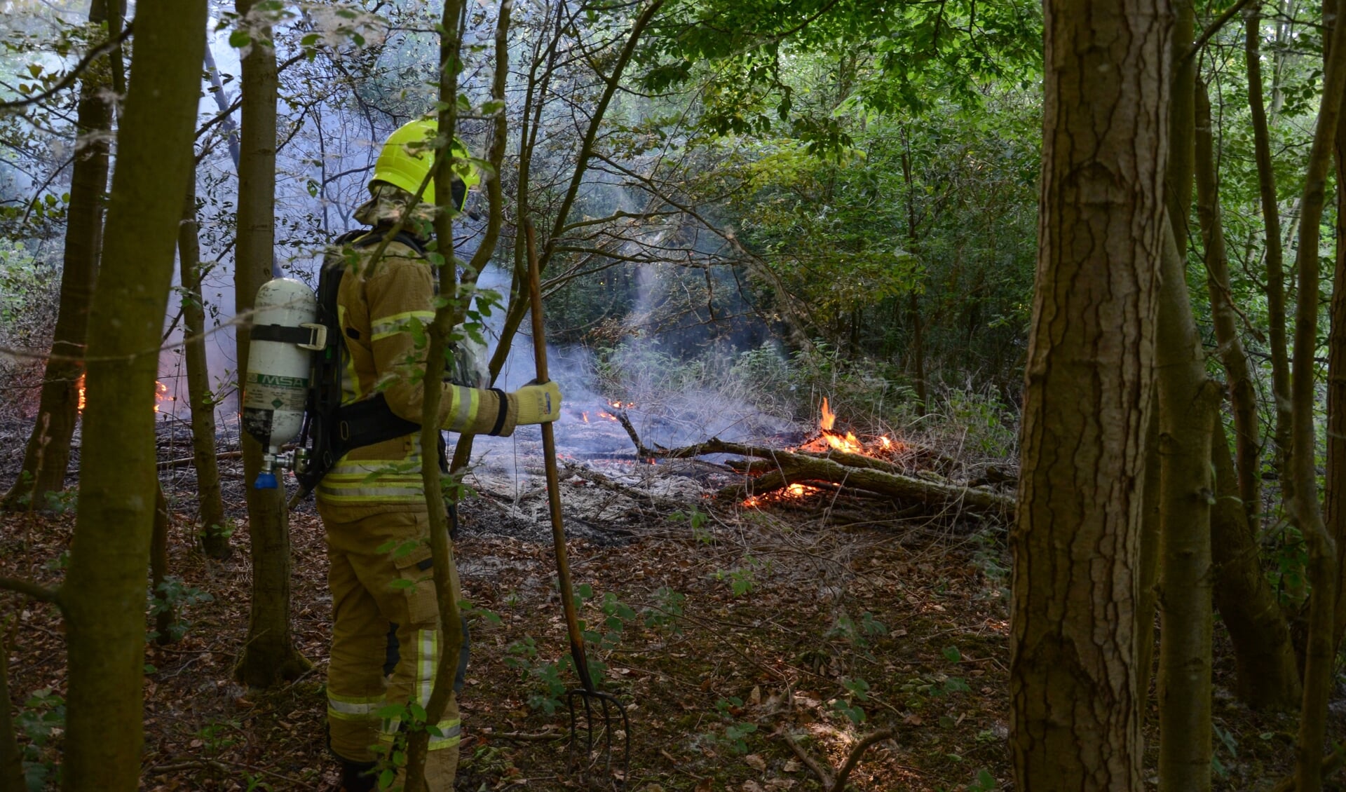 De brandweer kon erger voorkomen in het droge bos (Foto: FlakkeeNieuws/Jonathan Jelier).