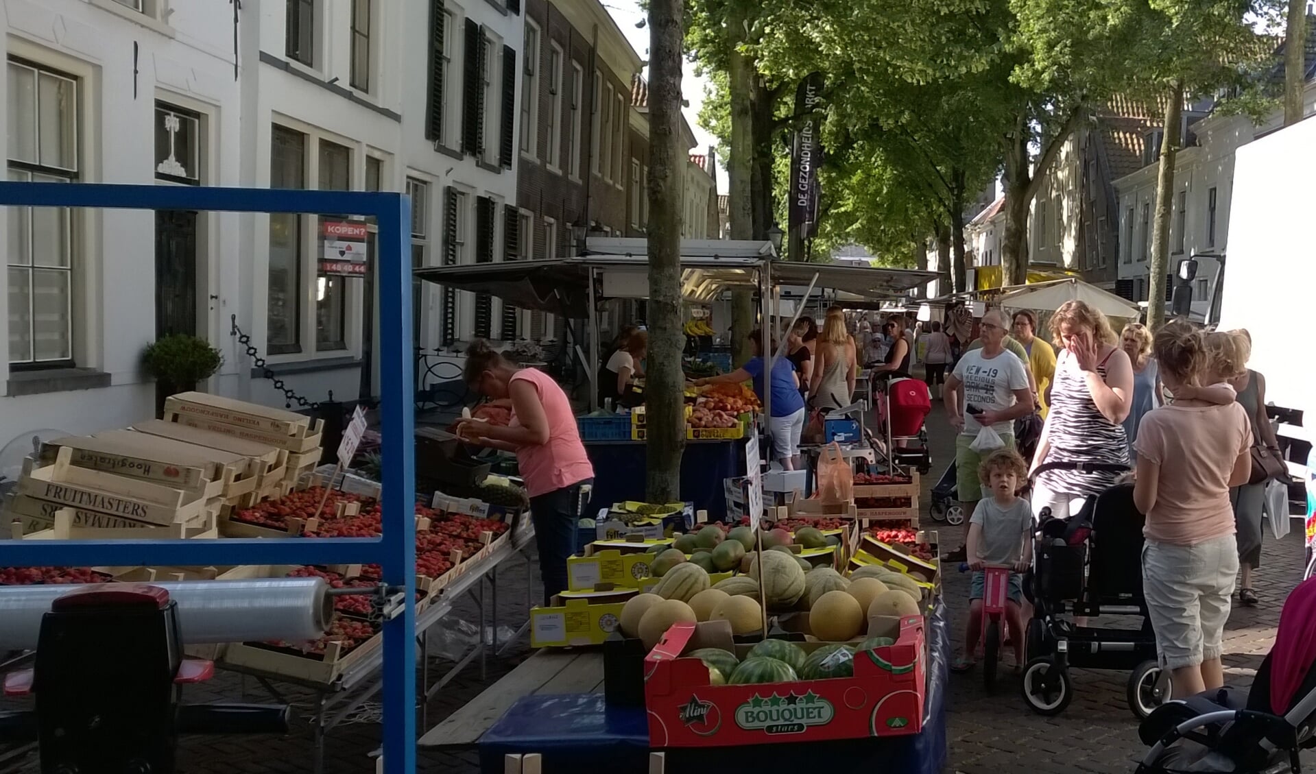 De weekmarkt op de Sommelsdijkse Voorstraat. (Archieffoto Eilanden-Nieuws)