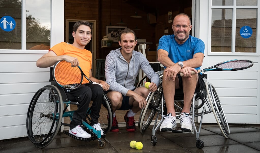 Jelle van Huizen, Daniël Huising en Dirk Slaats hopen dat meer rolstoelsporters zich willen wagen aan tennis (Foto: Jaap Ruizeveld).