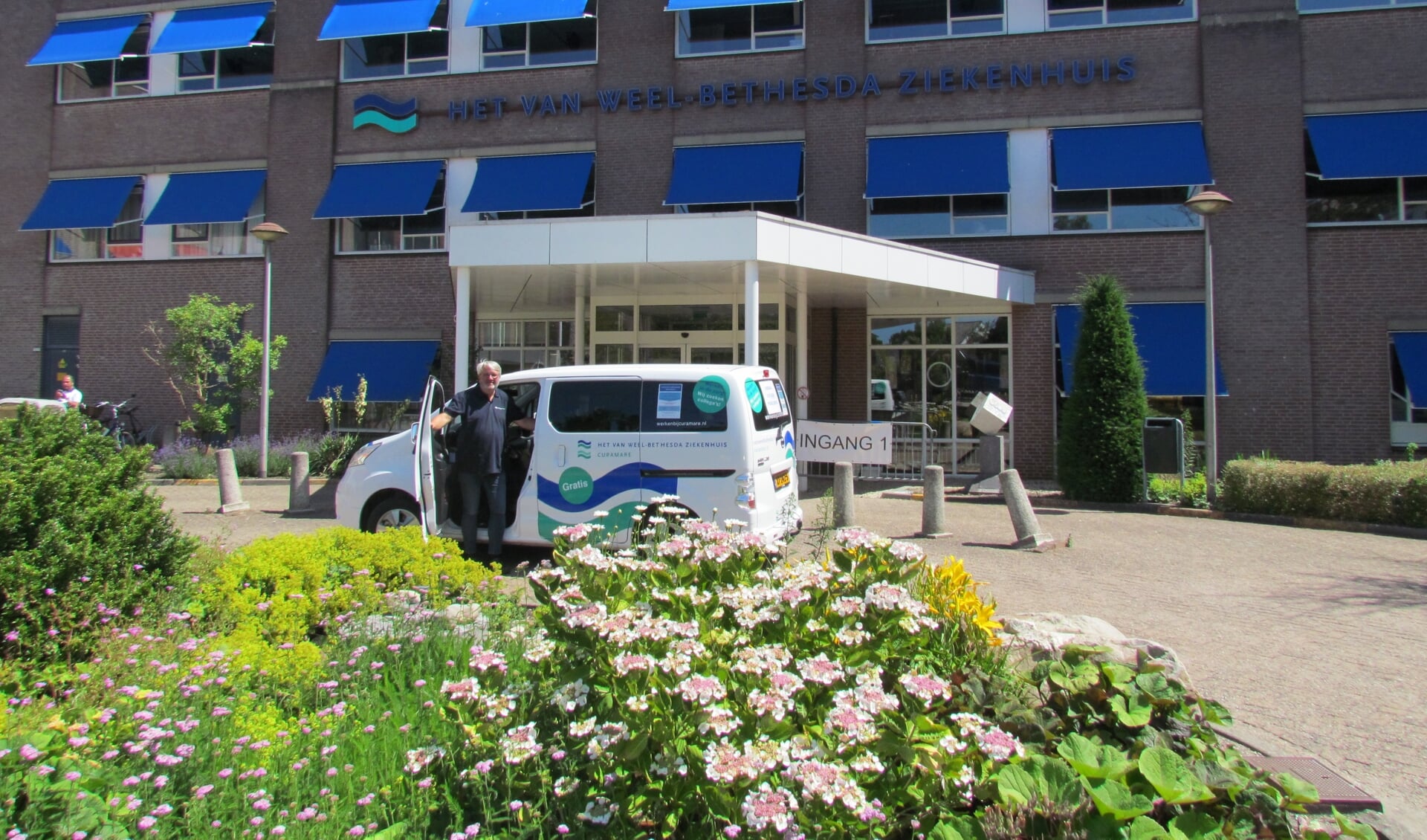 De shuttlebus voor de ingang van het ziekenhuis (Foto: CuraMare).