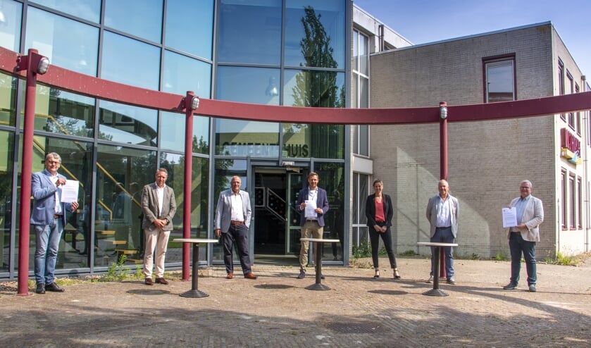 Jan Salverda (Directeur-Bestuurder woningcorporatie Oost West Wonen), Teus Oskam (Directeur Estea), Kees van Dam (Manager Vastgoed woningcorporatie Oost West Wonen), Erik van den Brand (Directeur Estea), Irma van Erp (Projectmanager Estea), Arie de Jong (Senior Beleidsadviseur Programmamanager Vastgoed gemeente Goeree-Overflakkee) en Peter Feller (Wethouder (Vastgoed) gemeente Goeree-Overflakkee).