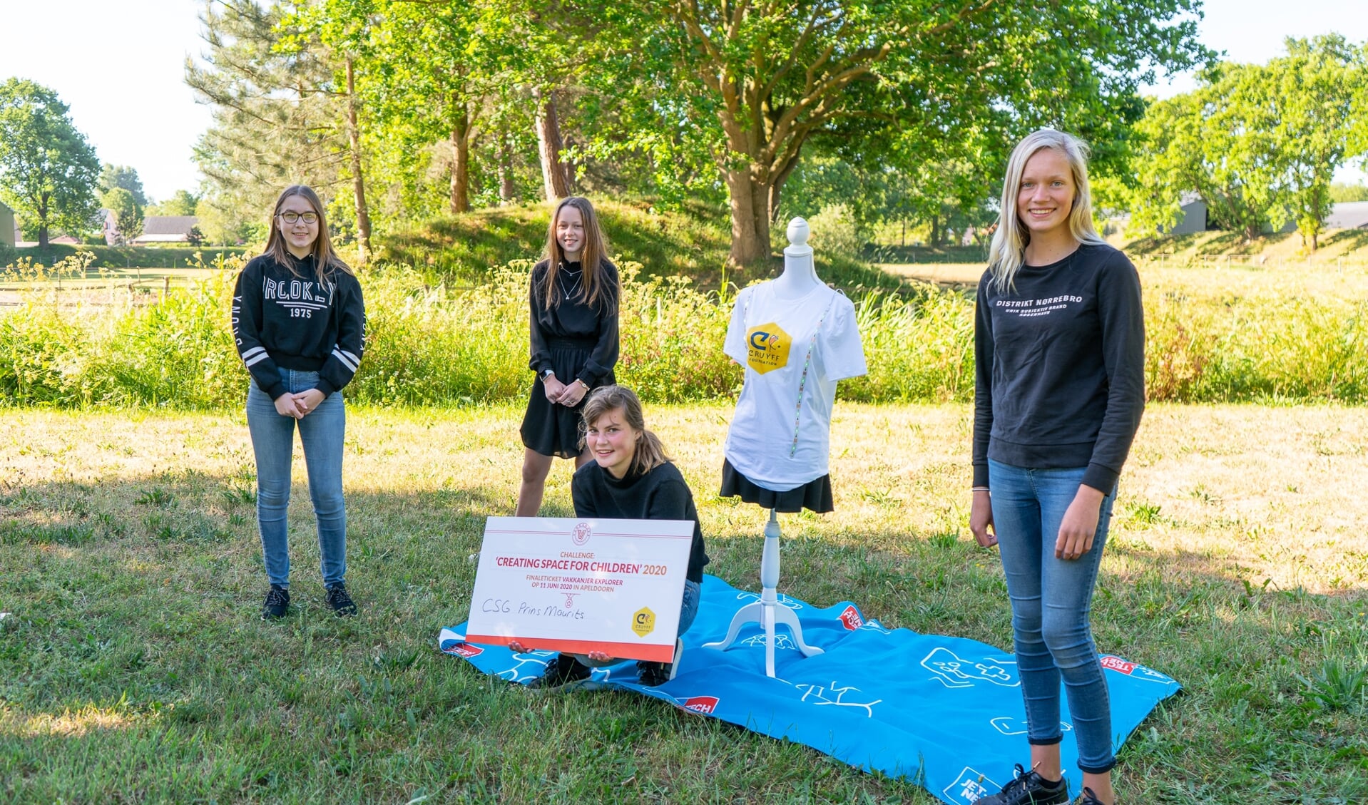 Leerlingen Machteld, Daniëlle, Anouk en Jasmijn van het CSG Prins Maurits uit Middelharnis krijgen finaleticket overhandigd.