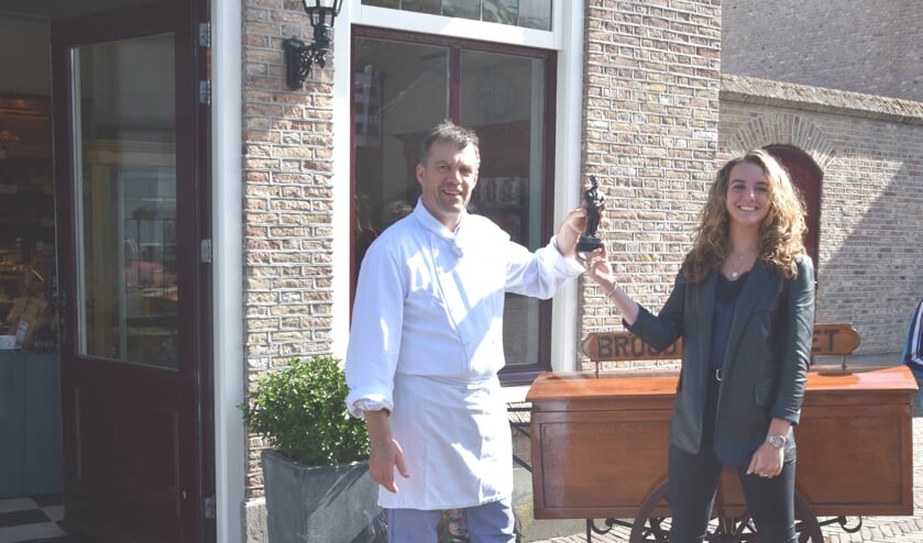 Senna Griffioen ontvangt de Van Harberdenbokaal uit handen van Jan van Harberden.