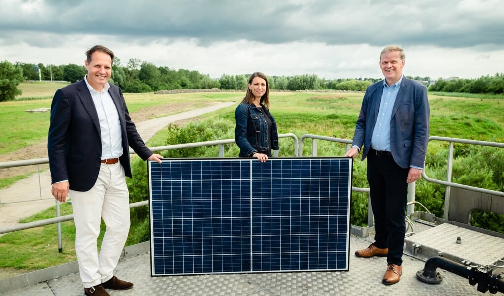 Van links naar rechts Arjan ten Elshof (HVC), Tanja de Jonge (gemeente Barendrecht) en Leo Stehouwer (waterschap Hollandse Delta) met op de achtergrond de locatie voor het zonnepark (Foto: Remie Kranendonk | REEM).