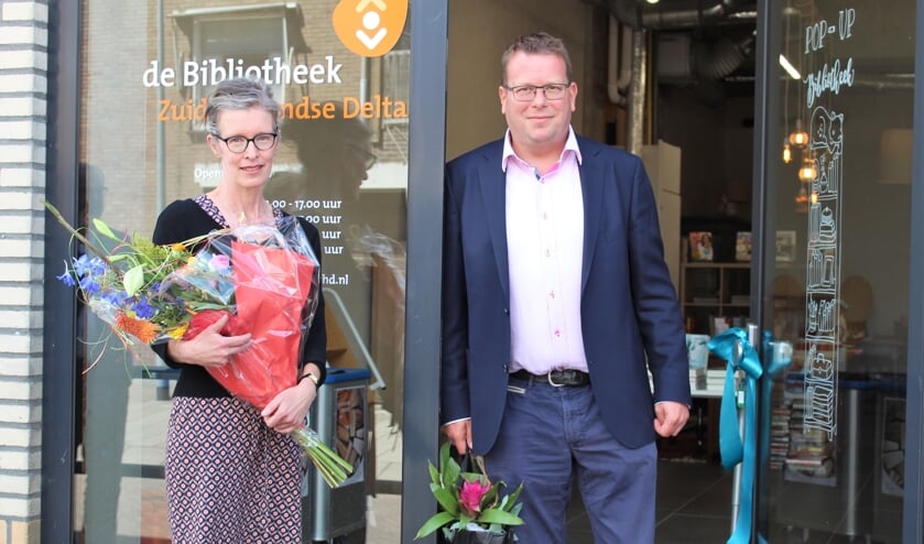 Kristi Okker van Bibliotheek Zuid-Hollandse Delta en wethouder Berend-Jan Bruggeman bij de pop-up bibliotheek in Oude-Tonge (Foto: Mirjam Terhoeve).