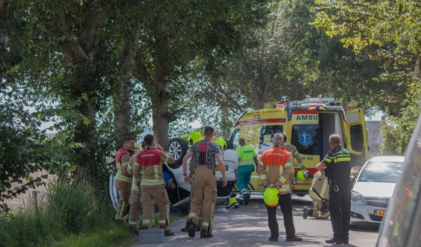 Bij Melissant vloog een auto over de kop nadat de bestuurder een geparkeerde auto raakte (Foto: FlakkeeNieuws/Robin van Mourik).