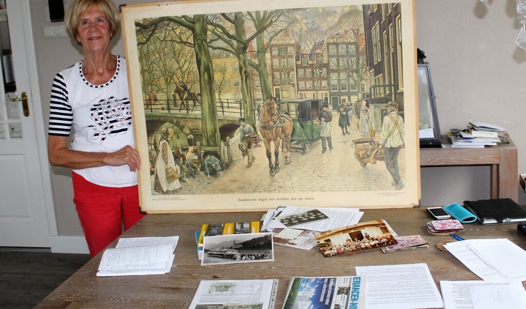Jeanne Buijs-De Wit met een deel van de verzameling en een oude schoolplaat, beschikbaar gesteld door het streekmuseum (Foto: Mirjam Terhoeve).