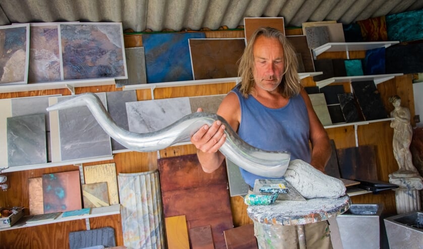 Paul Kalishoek aan het werk in Melissant (Foto: Sam Fish).