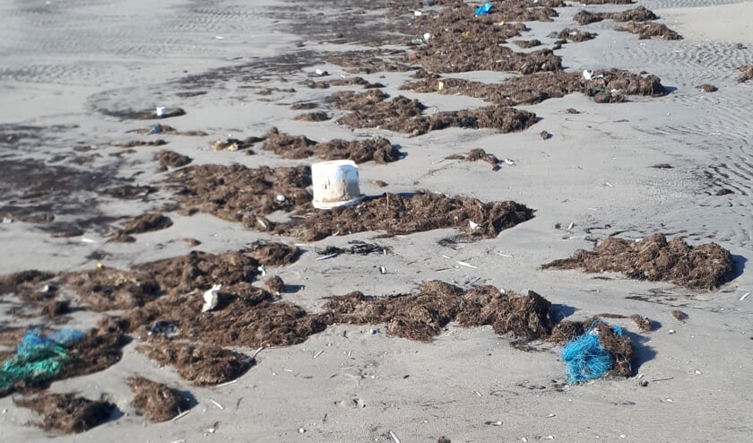 Troep op het strand.