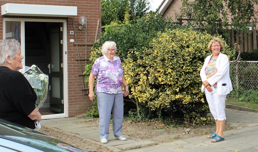 Lia Bruggeman (midden) was zichtbaar verrast door de actie van de andere leden van Apollo, maar genoot er met volle teugen van (Foto: Mirjam Terhoeve).