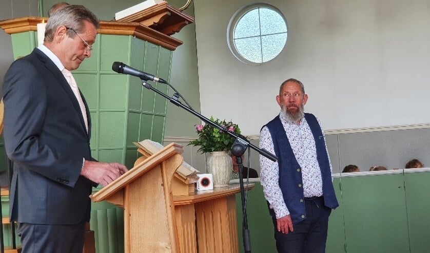 Piet Bakelaar wordt toegesproken door ouderling Cok van Damme.