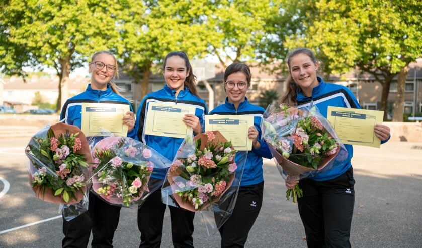 Van links naar rechts: Inge de Ronde, Grethe Wagenaar, Debora van Wezel en Thirza van Brussel na het behalen van haar diploma afgelopen zaterdag. De foto is gemaakt door Ellen Kievit- van den Doel.