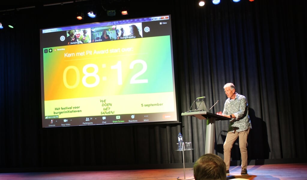 Aad van den Hoek, waarnemend voorzitter van de Stichting Watertoren Dirksland, kijkt naar de countdown richting bekendmaking van de Gouden Pit-winnaar (Foto: Kees van Rixoort).