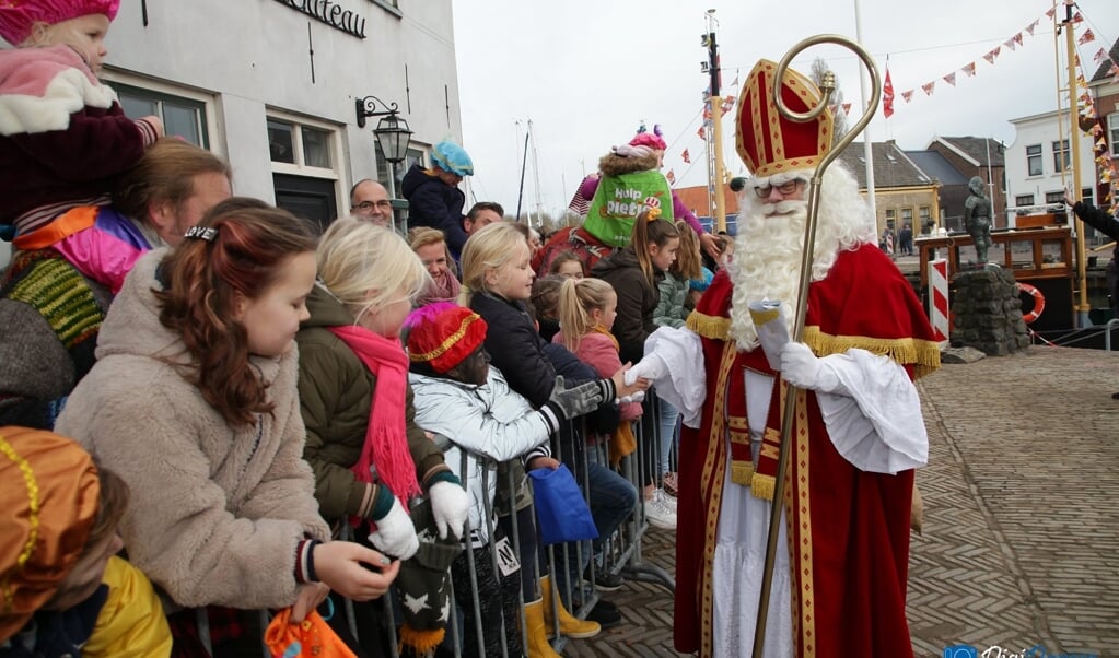 De intocht van Sinterklaas in Middelharnis gaat er door corona sowieso heel anders uitzien dan vorig jaar (Archieffoto: Wilko van Dam).