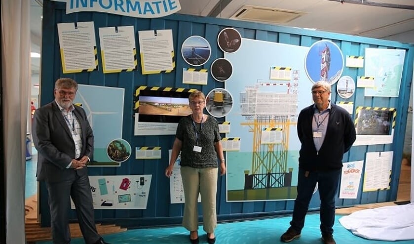 Perry van der Weijden (CIO Rijkswaterstaat), Tea Both (Wethouder Goeree Overflakkee) en René Wissekerke (Voorzitter Bestuur A Seal) openen de tentoonstelling (Foto: Rijkswaterstaat).
