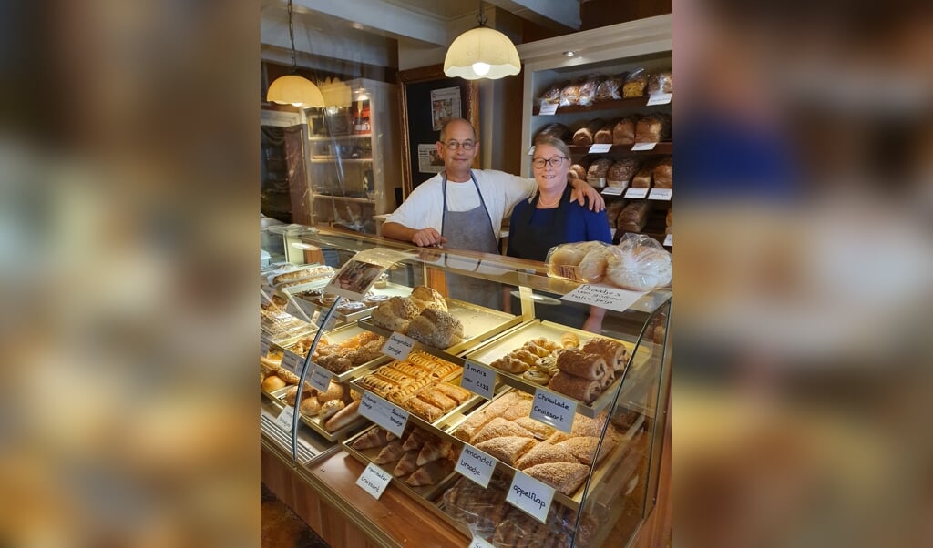 Aafke en Leon Pieterse in hun sfeervolle bakkerswinkel (Foto: Jaap Ruizeveld).