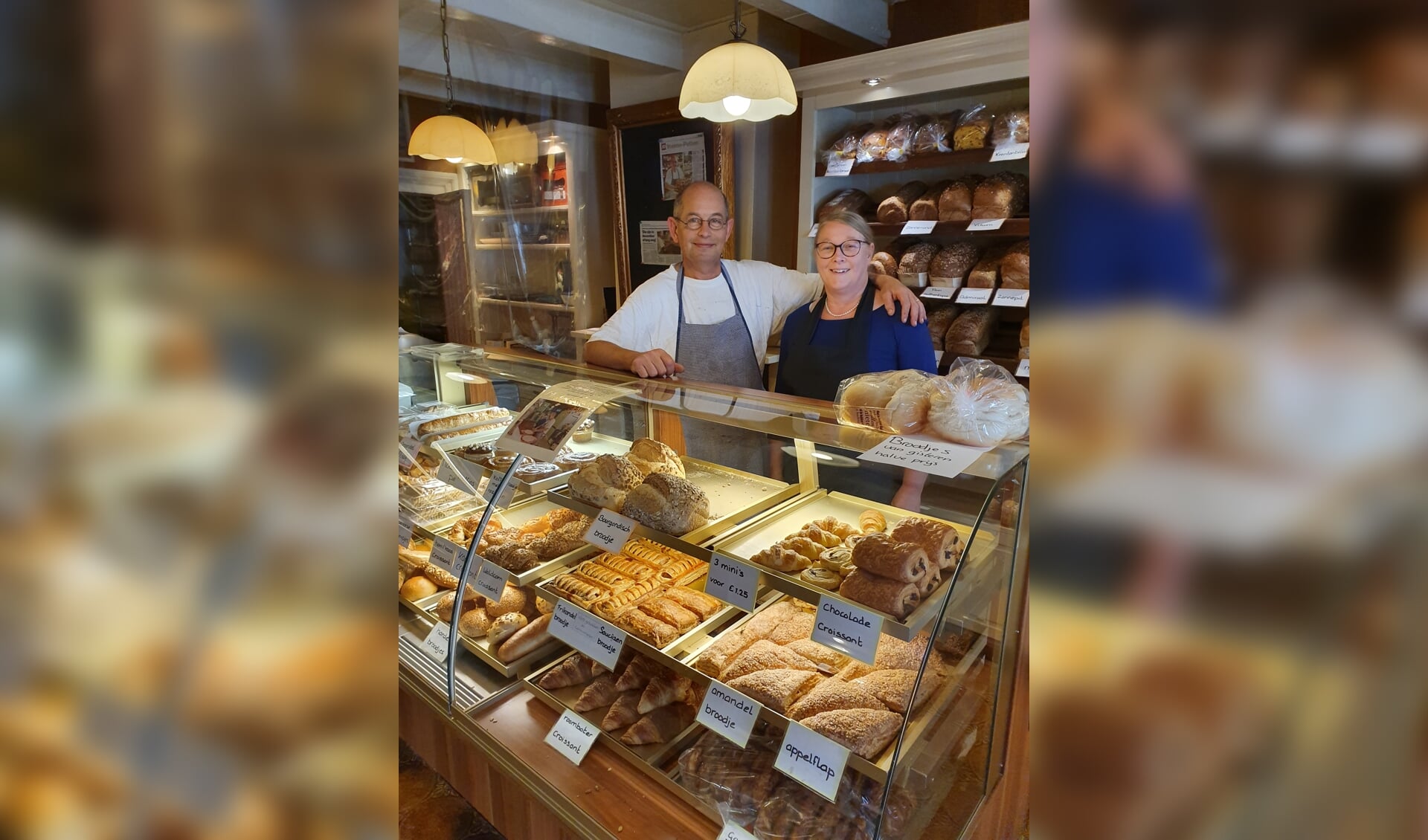 Aafke en Leon Pieterse in hun sfeervolle bakkerswinkel (Foto: Jaap Ruizeveld).