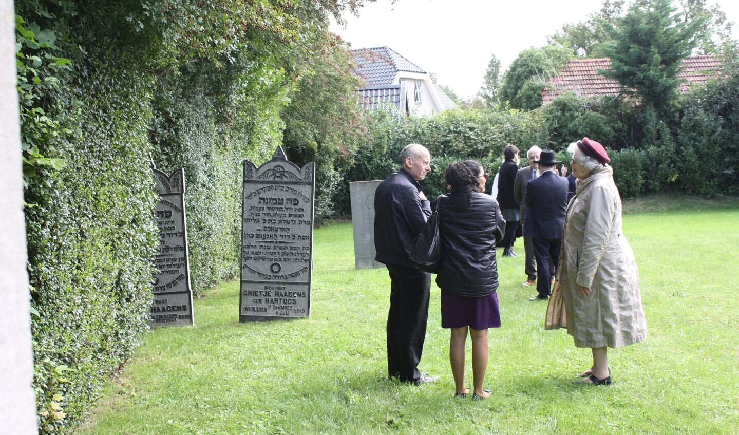 Bezoekers op de Joodse begraafplaats in Dirksland na de onthulling (Foto: Kees van Rixoort).
