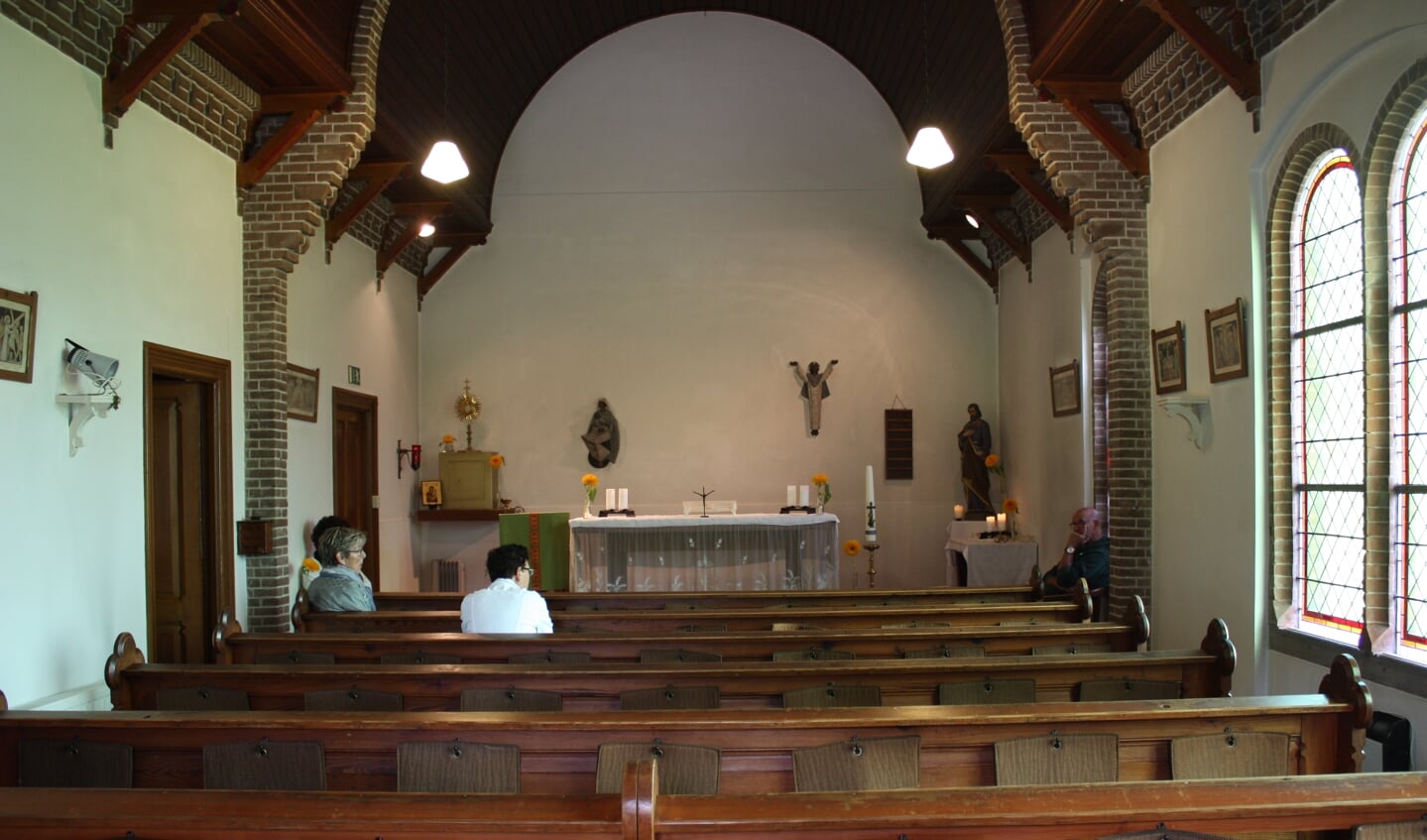 Bezoekers krijgen uitleg over de Sint Jozefkapel in Melissant (Foto: Kees van Rixoort).