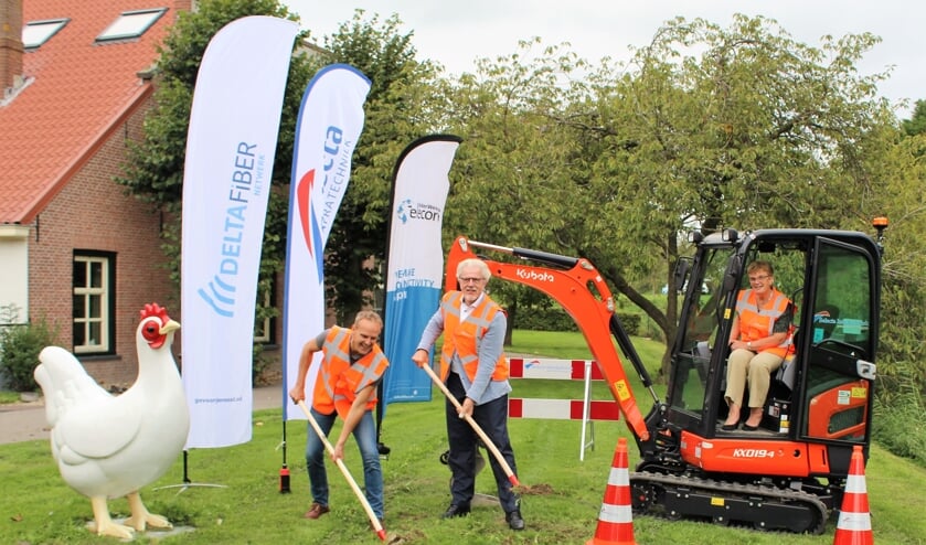 Op de foto van links naar rechts Frank Franzen, Piet Grootenboer en wethouder Tea Both (Foto: Mirjam Terhoeve).