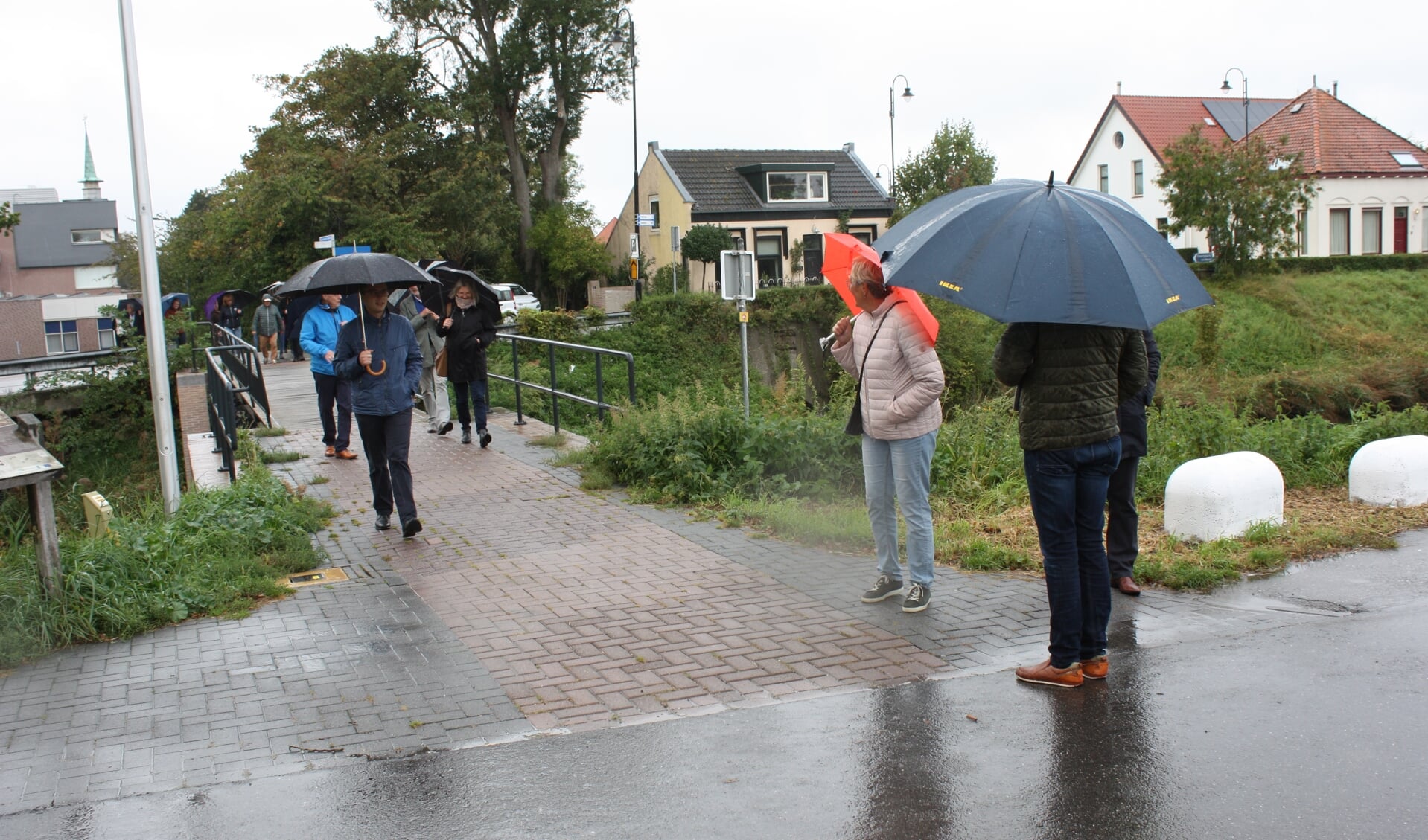 Raadsleden maken een rondje door Dirksland (Foto: Kees van Rixoort).