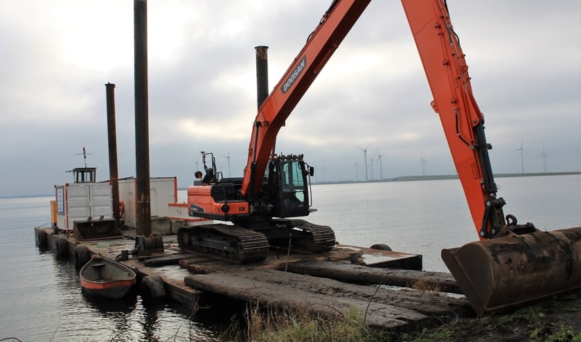 <p>De kraan staat al klaar op het ponton (Foto: Mirjam Terhoeve).</p>