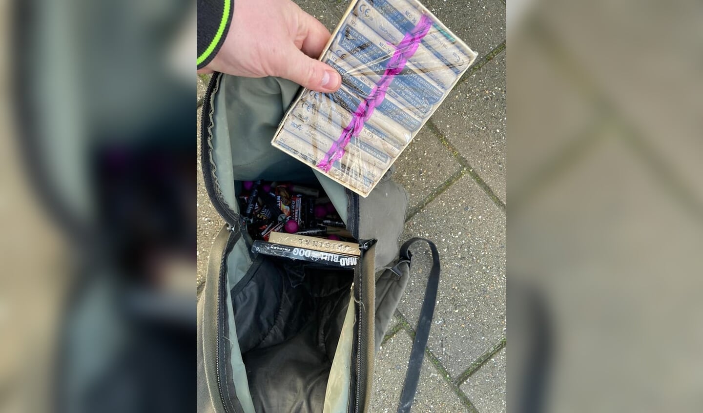 Een tas vol illegaal vuurwerk (Foto: politie Goeree-Overflakkee).