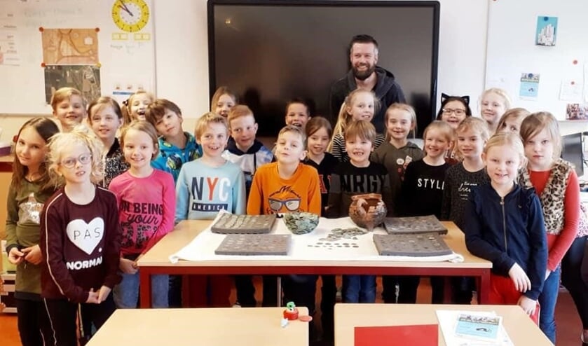 <p>Schatgraver Arco Hoekman met een schoolklas.</p><p><br></p><p><br></p><p><br></p>