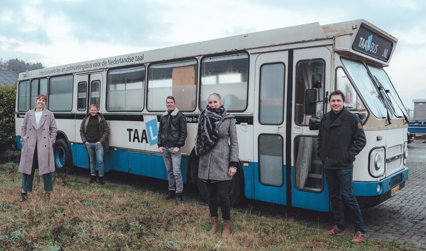 <p>Een aantal van de drijvende krachten bij de bus die wordt omgebouwd tot mobiele ontmoetingsplek (Foto: BLOK film en fotografie).</p>