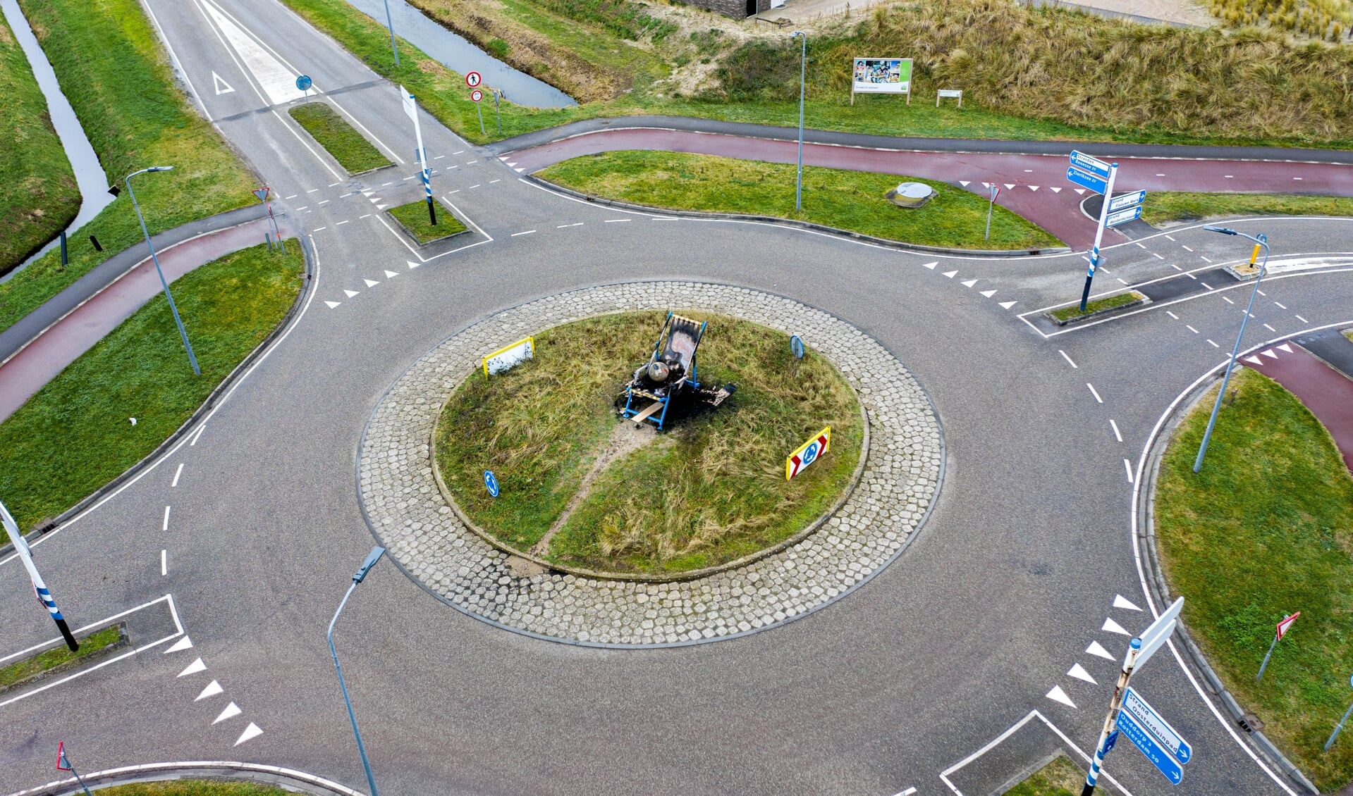 Dronefoto van de vernielde strandstoel in Ouddorp (Foto: bjornmierop.com).