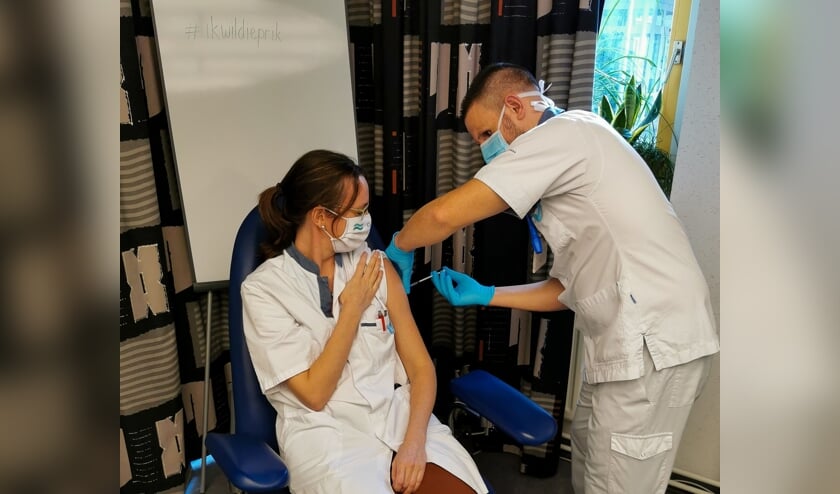 <p>Longarts Lidia Hoogerbrugge ontvangt de eerste COVID-vaccinatie.</p>