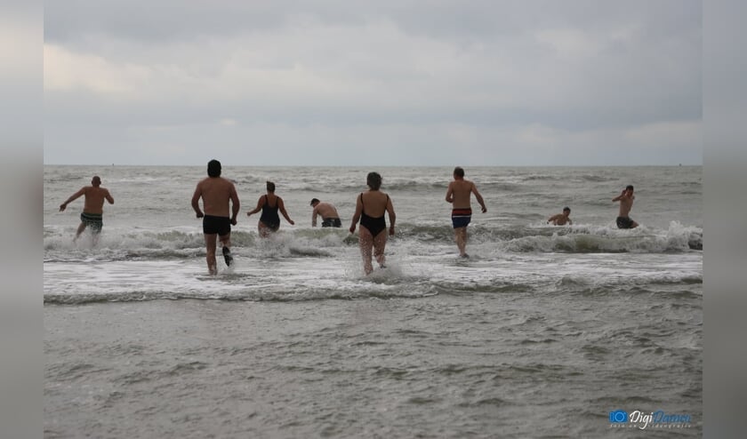 <p>De nieuwjaarsduikers trotseren het koude weer én het koude zeewater (Foto's: Wilko van Dam/Digidamco Fotografie).</p>