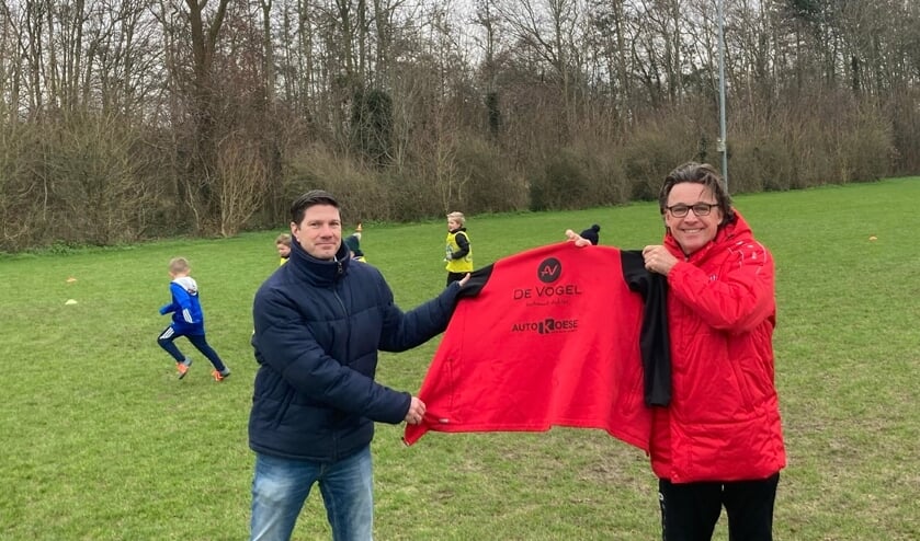 <p>Ton Rekelhof (rechts) verlengt zijn contract als hoofd opleiding bij WFB. Links Johan Westhoeve, bestuurslid Technische Zaken Jeugd (Foto: Dick Wielaard).</p>