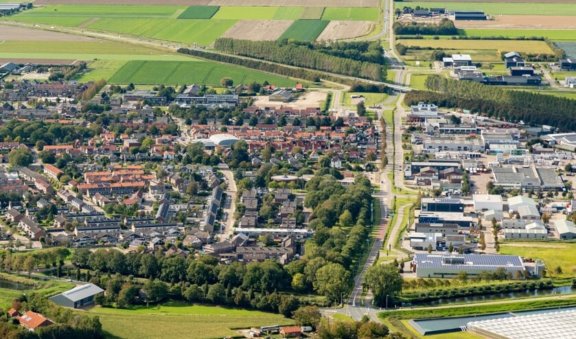 <p>Luchtfoto van Oude-Tonge, met rechts BedrijvenPark Oostflakkee (Foto: Topview Luchtfotografie).</p>
