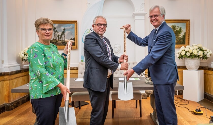<p>Wethouder Tea Both, heemraad Harry Wagemakers en Deltacommissaris Peter Glas (Foto: Wim van Vossen Fotografie).</p>