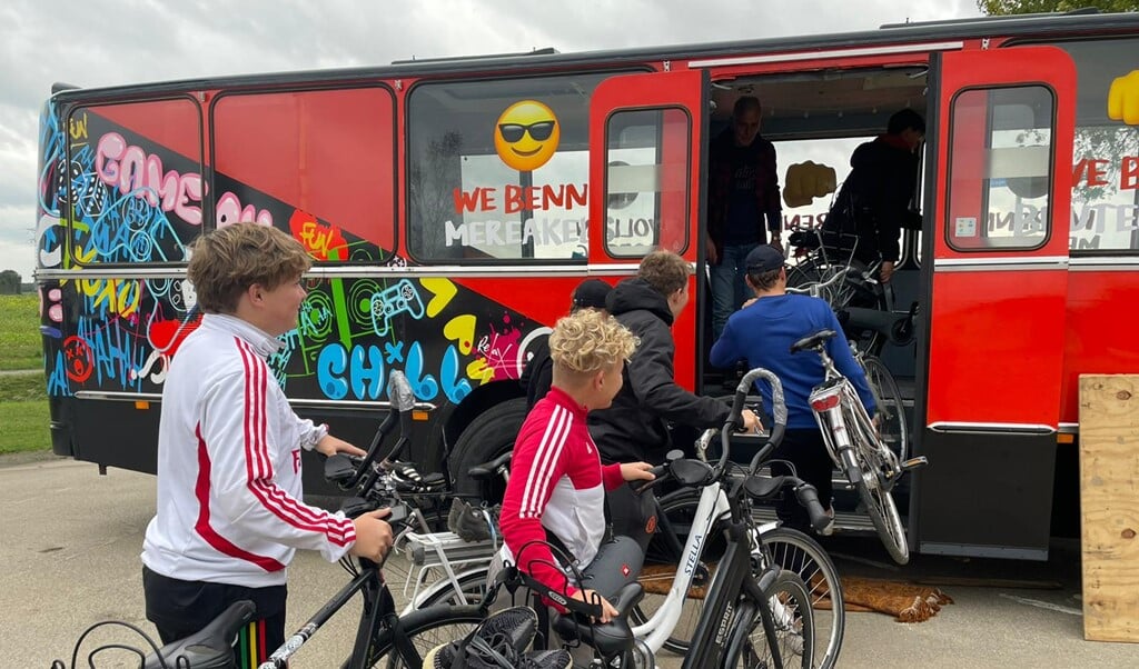 In Den Bommel kwamen de jongeren zelfs met fiets en al de bus in.