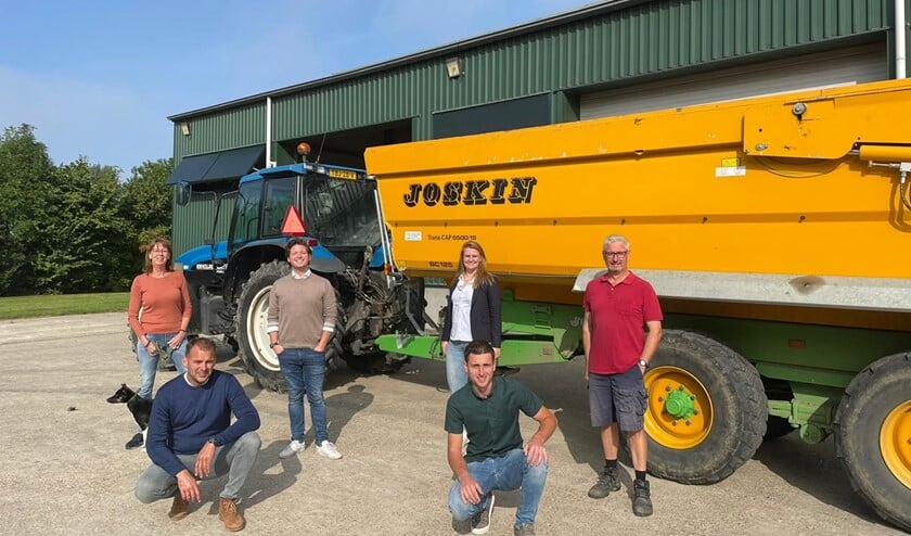 Deze foto werd gemaakt tijdens het bedrijfsbezoek. V.l.n.r.: Gehurkt: Arjen Bevelander, Niels van Nederpelt
Staand: Ellen Nijssen, Thom van Campen, Nynke Zwaga, Frank van Oorschot.
