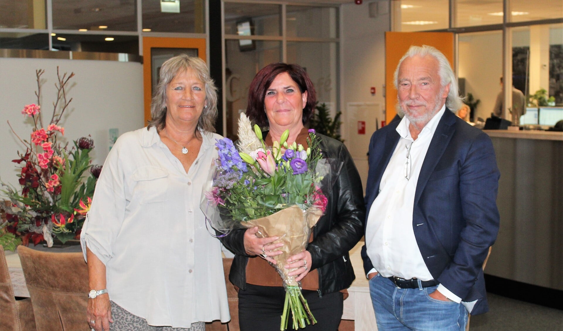 Elizabeth Grinwis, geflankeerd door (oud-)werkgevers Ineke Vis en Ton Plooy (Foto: Mirjam Terhoeve).