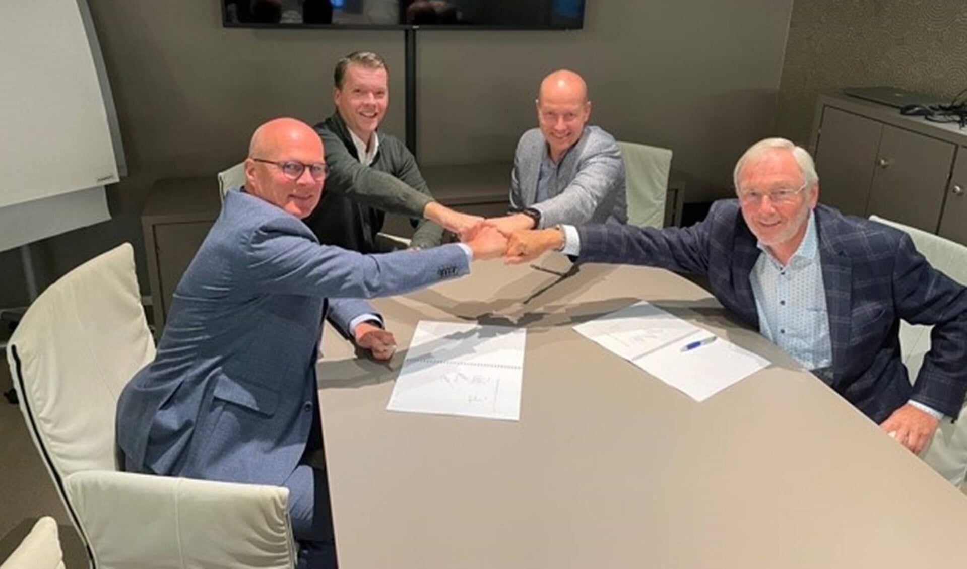 De ondertekening van de koopovereenkomst met v.l.n.r. René Biesheuvel (VOC), Peter Tieleman (VOC), Robin Dijkgraaf (HD) en Teus van Dieren (VOC).