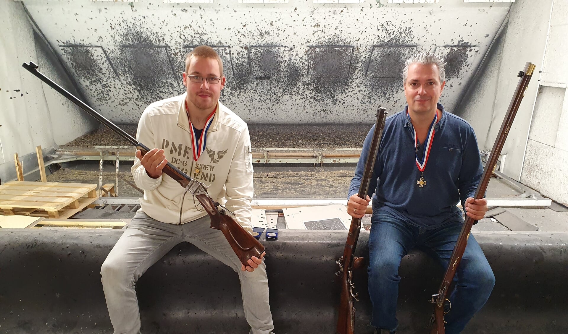 George Tanis (rechts) en Bram Westdijk in schietlokaal Raak de Roos (Foto: Jaap Ruizeveld).