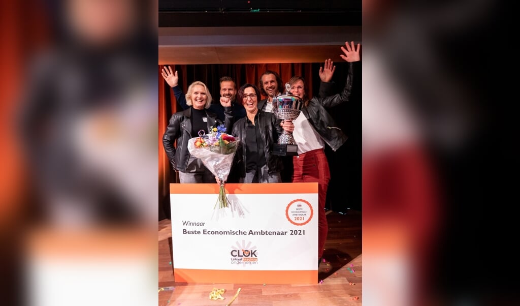 Cindy Buijs tijdens de uitreiking van de prijs, vergezeld door een aantal van haar directe collega's van het team Economische zaken van de gemeente (Foto: Van Dijk Media). 